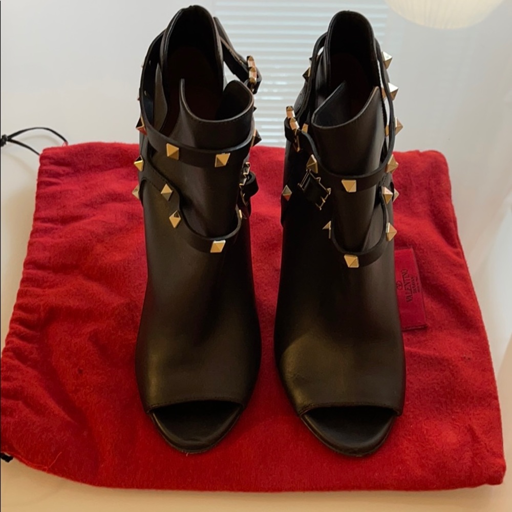 Valentino Rockstud Peep Toe bootie! 🔥